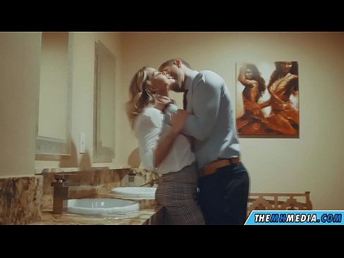 ❤️ Pe a faaosoosoina oe e se blonde busty i totonu o se faletaele lautele ❤️ Pono ❌️❤